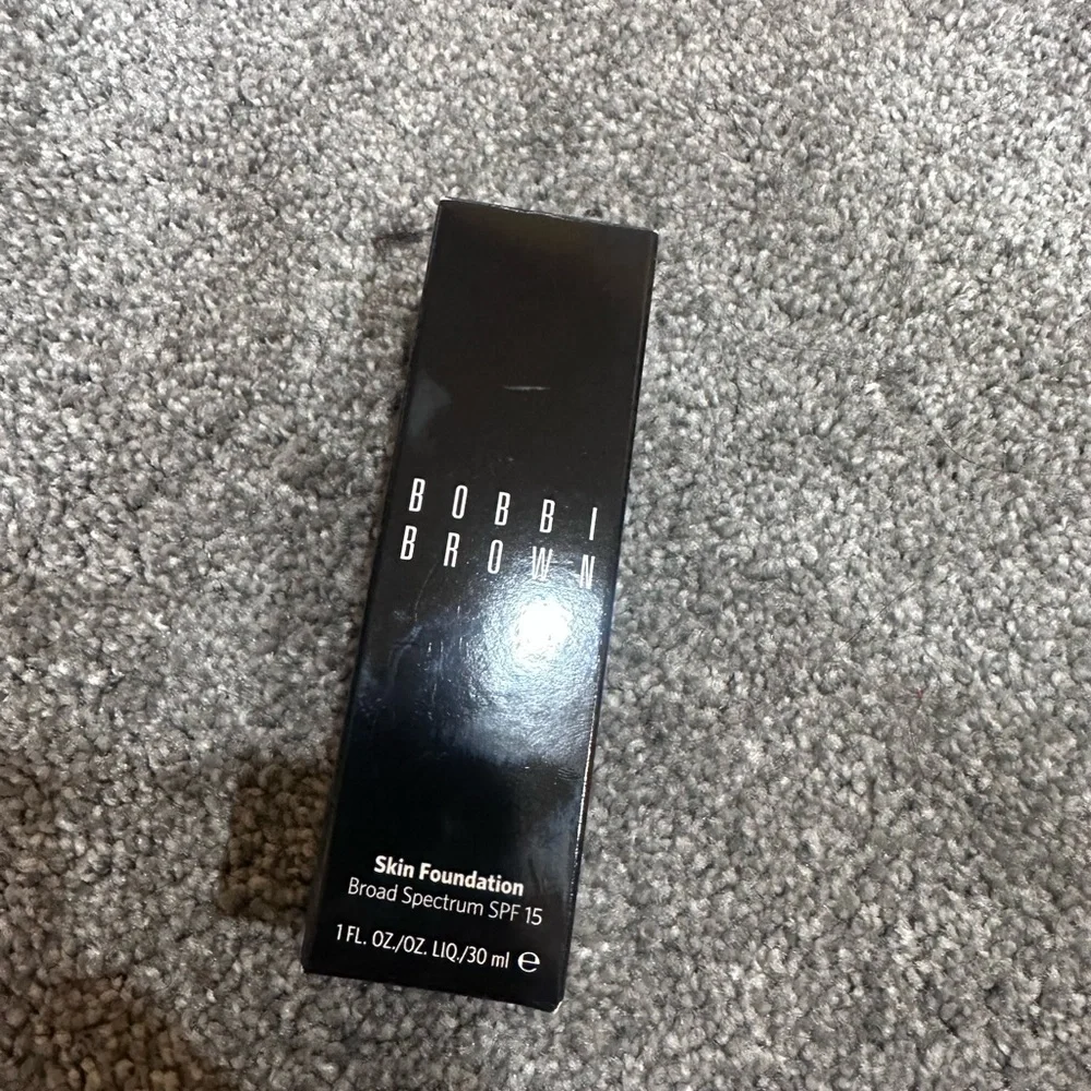 NIB Bobbi Brown Skin Foundation SPF 15